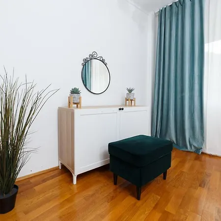 Color Unirii 14 Blv * Bucureşti